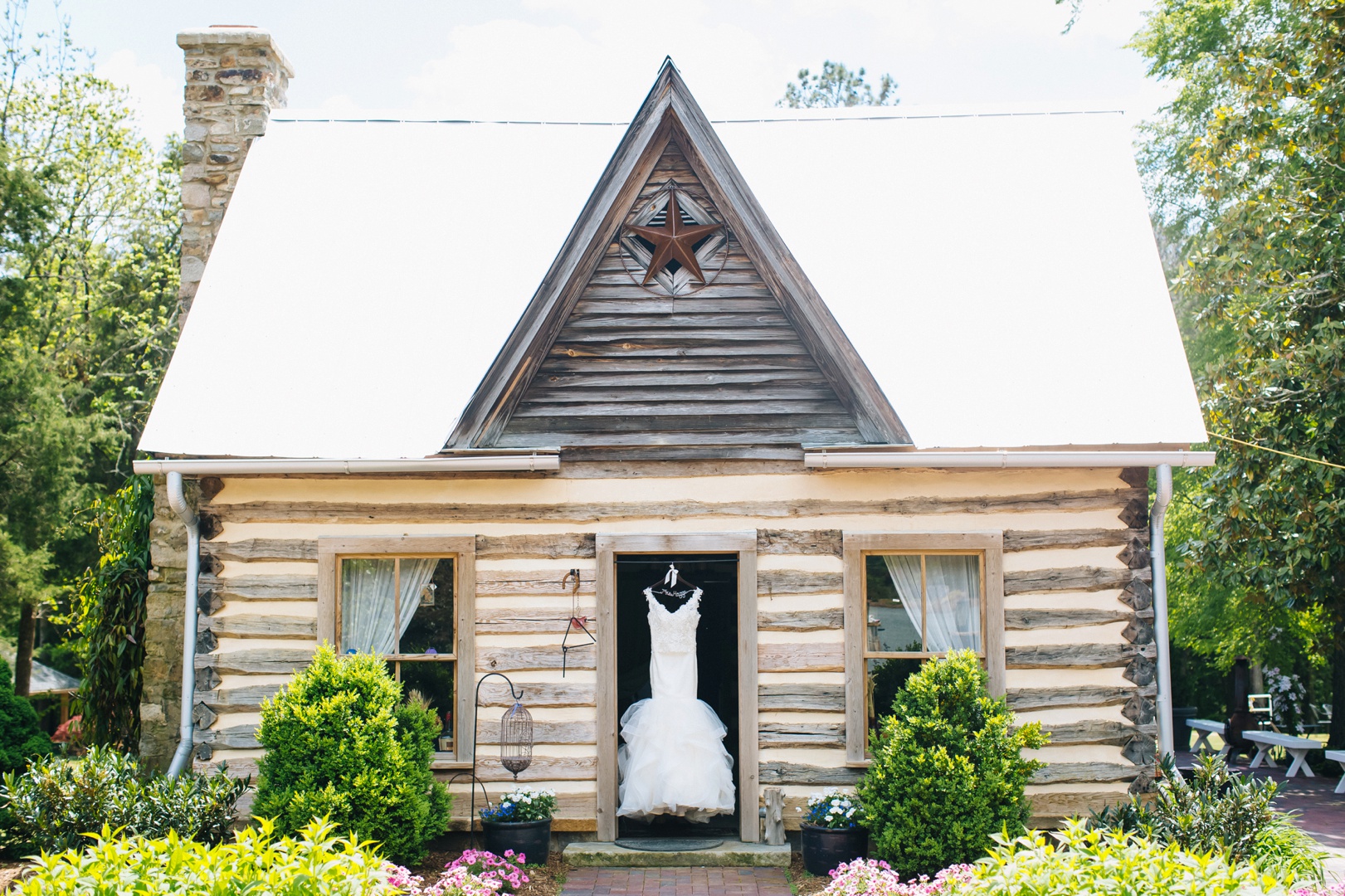 chapel hill carriage house wedding photo